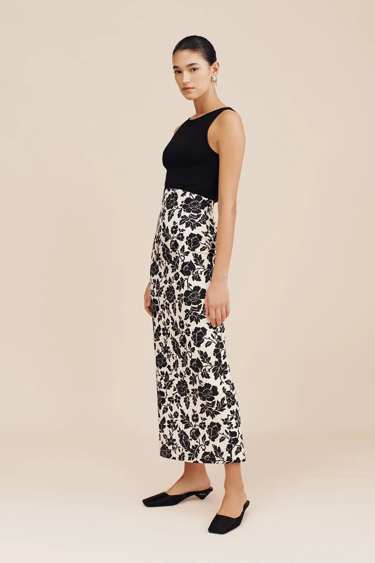 Black boat neck sleeveless cotton
Top
