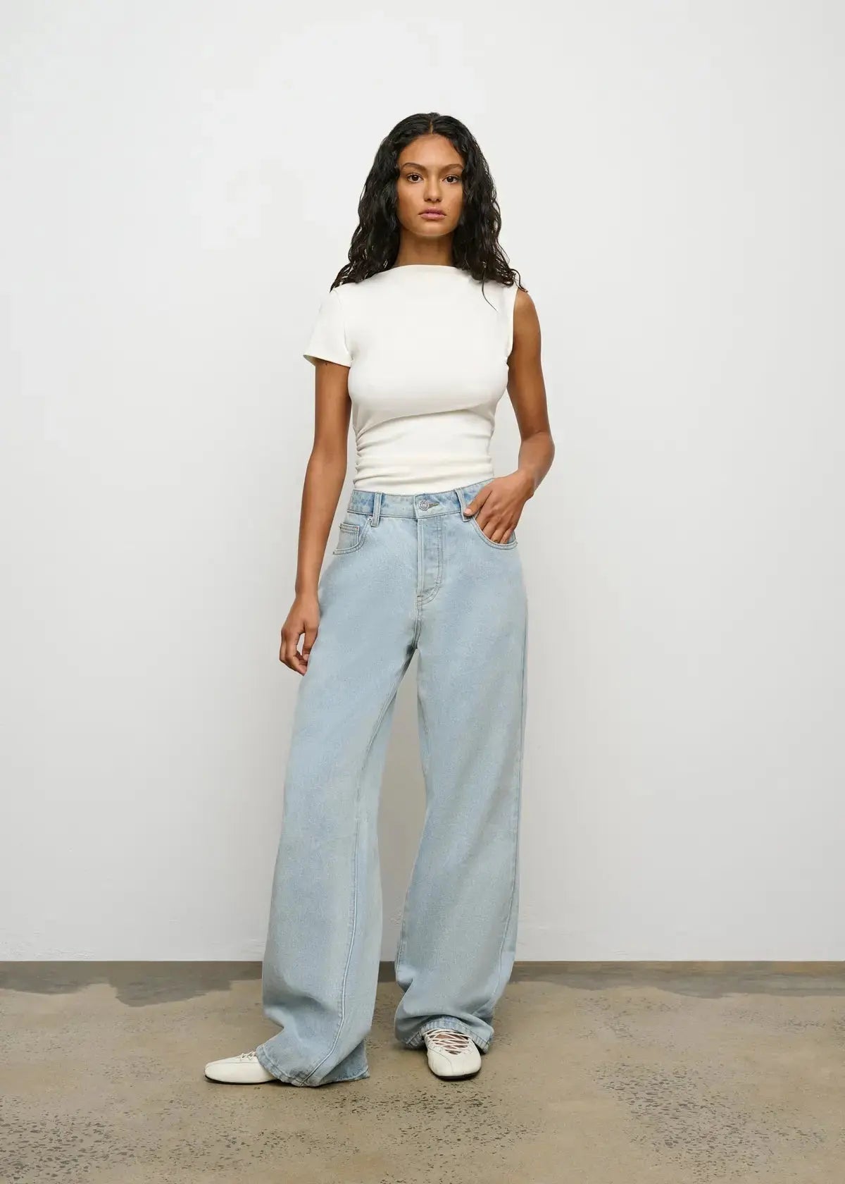 Asymmetric white top
Cloth lifestyle boutique