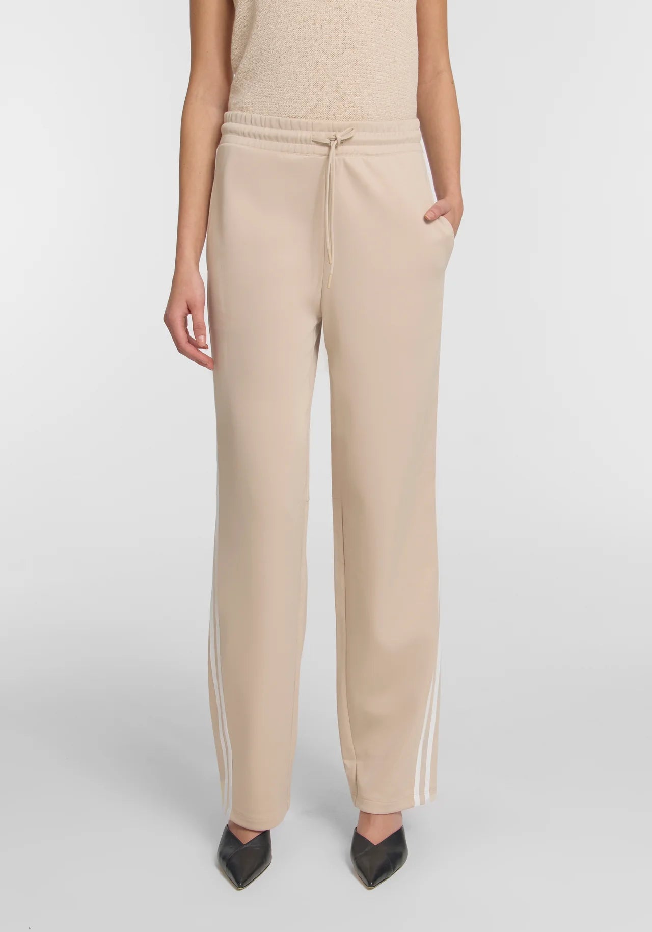 Kinetic Pant in Almond Viktoria + Woods