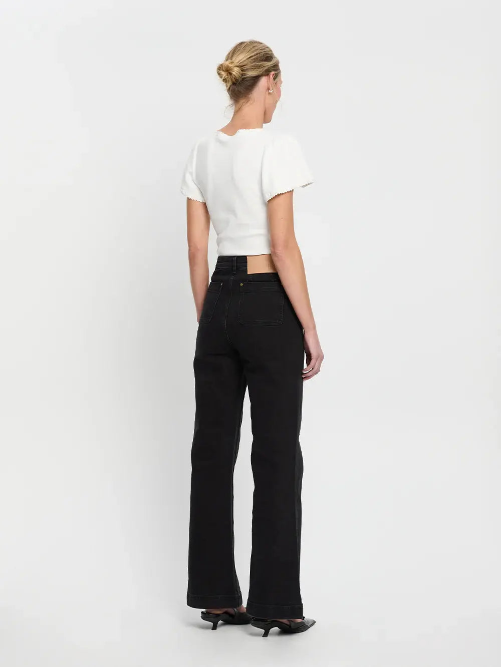 Dominique Jean in Black Kivari
