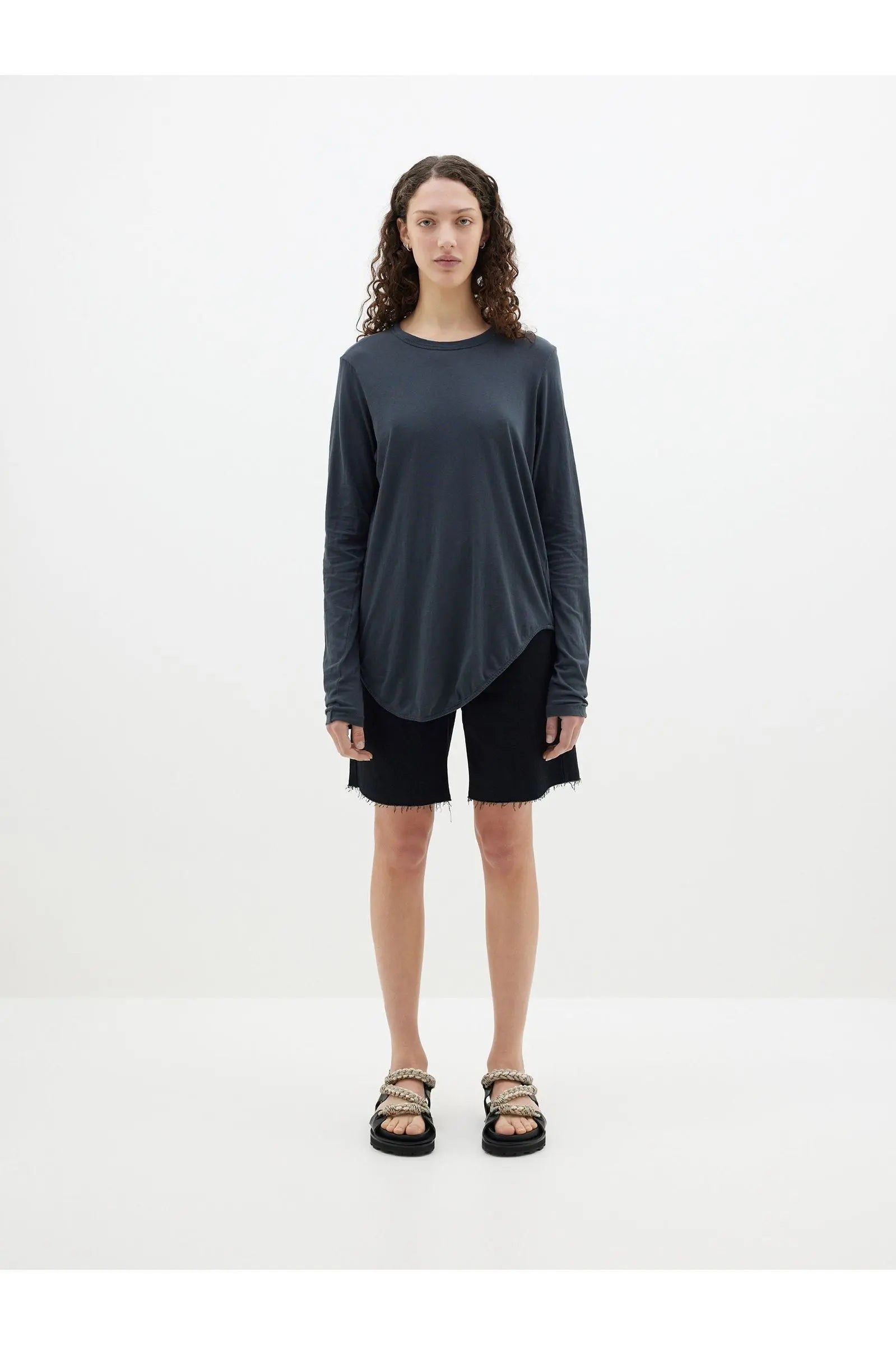 Regular Scoop Hem Long Sleeve T-shirt in Washed Navy