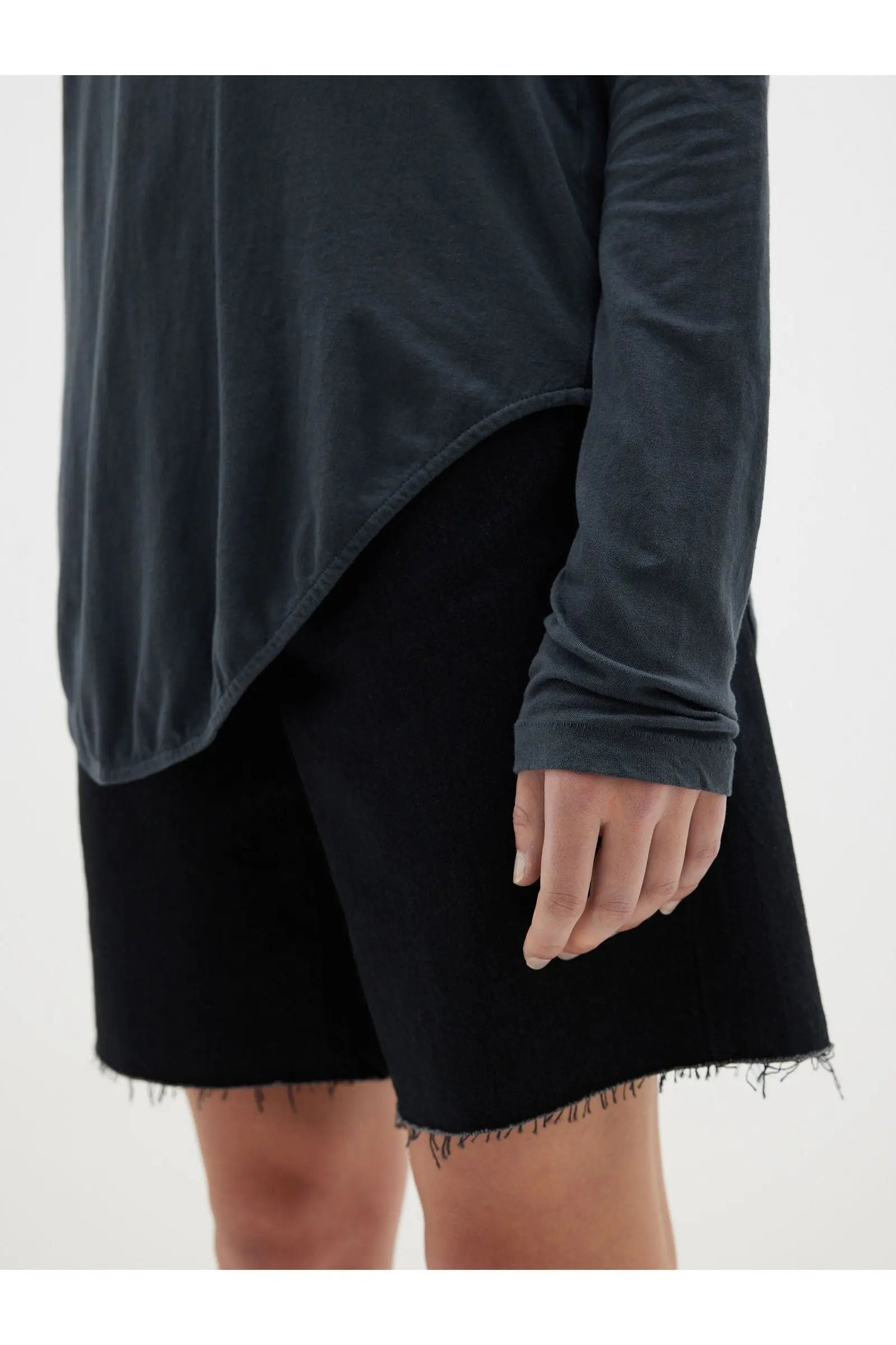 Regular Scoop Hem Long Sleeve T-shirt in Washed Navy