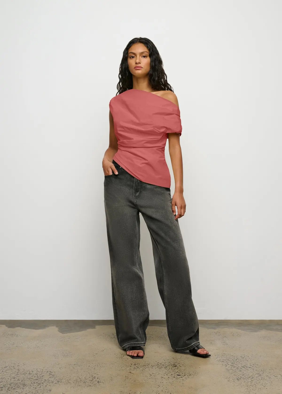 Asymmetric red top
Clothlifestyle boutique 