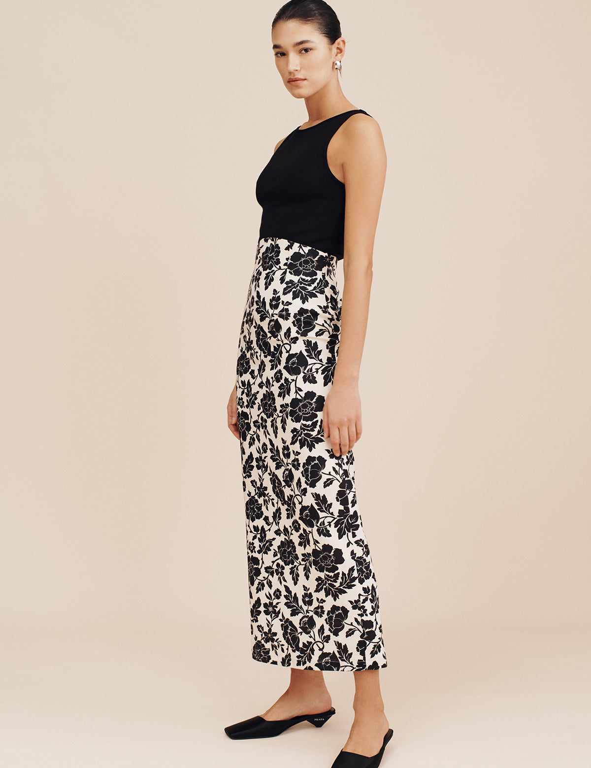 Black boat neck sleeveless cotton
Top
