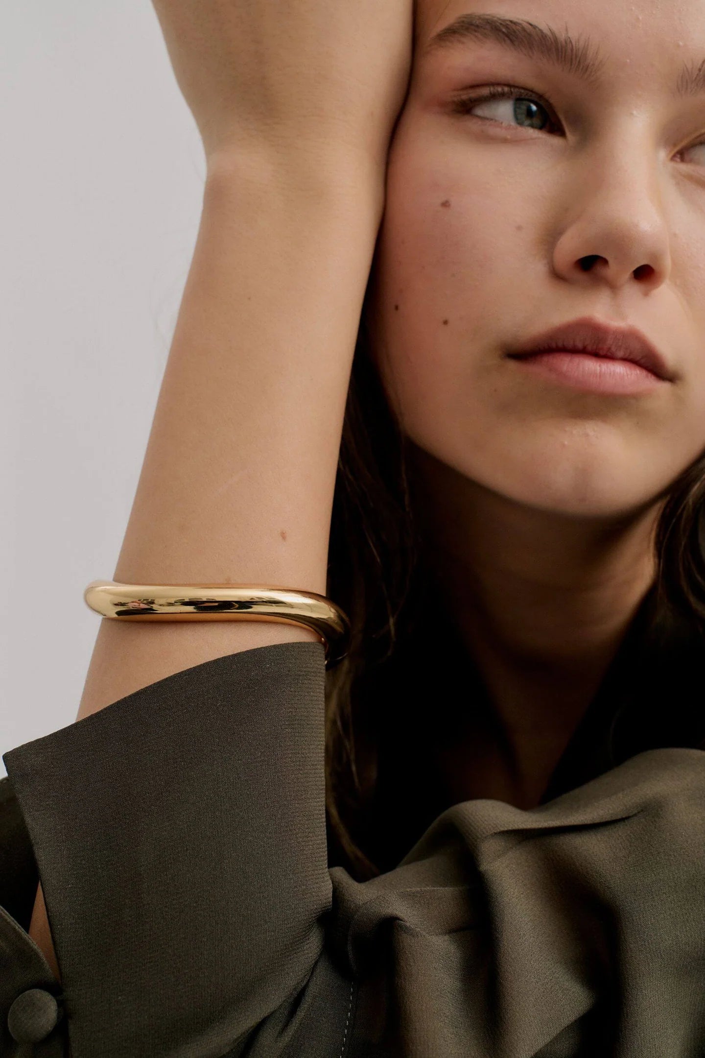 Thin Warped Bangle in Gold Anna Rossi