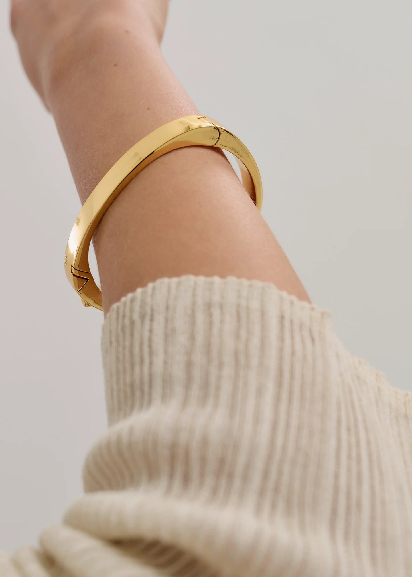 essential bangle in gold 