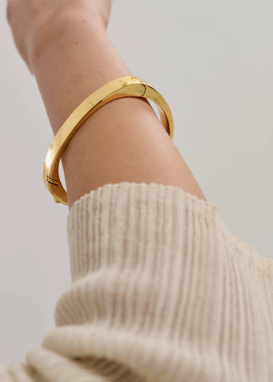 essential bangle in gold 