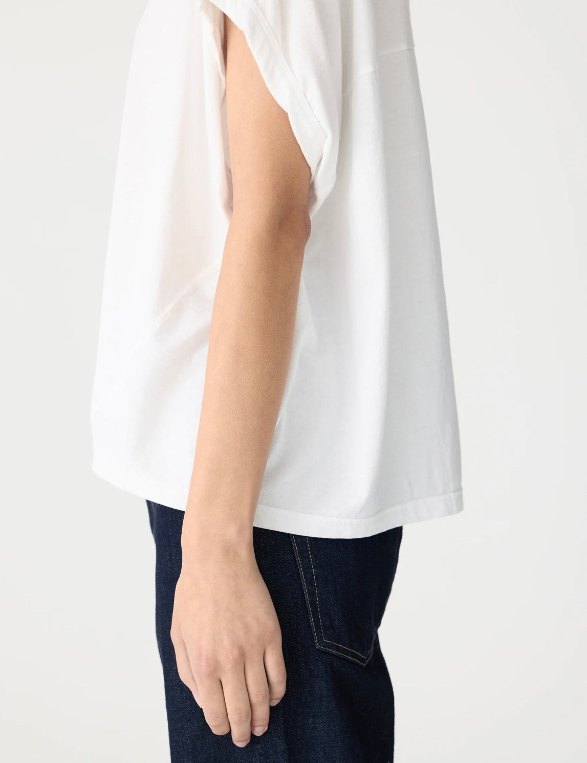 Circle T-Shirt in White Bassike