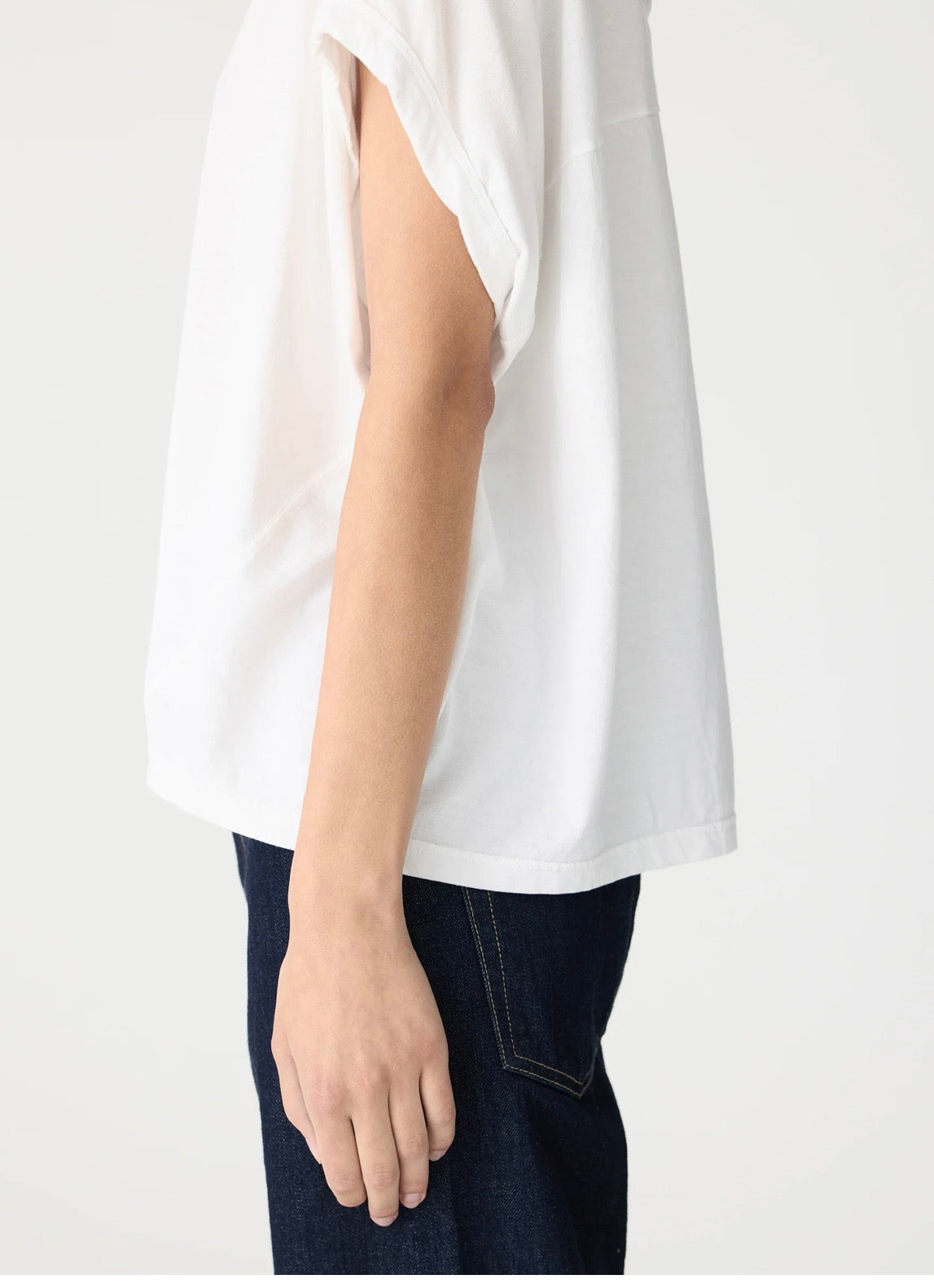 Circle T-Shirt in White Bassike