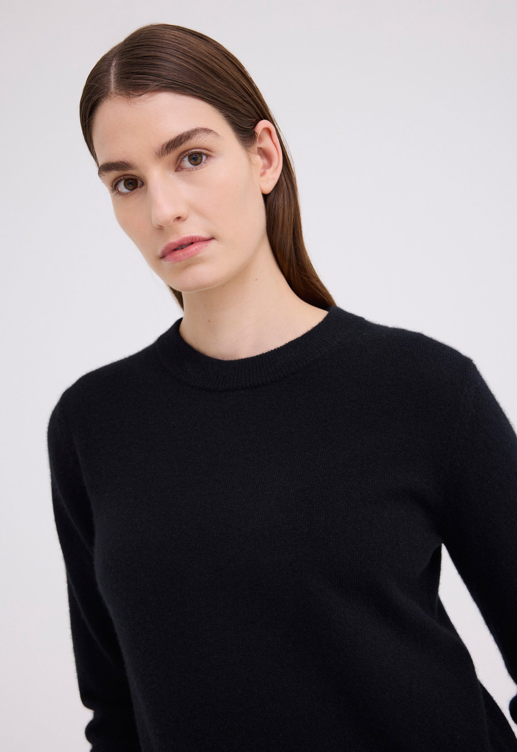 peter sweater in black. 100% cashmere close up