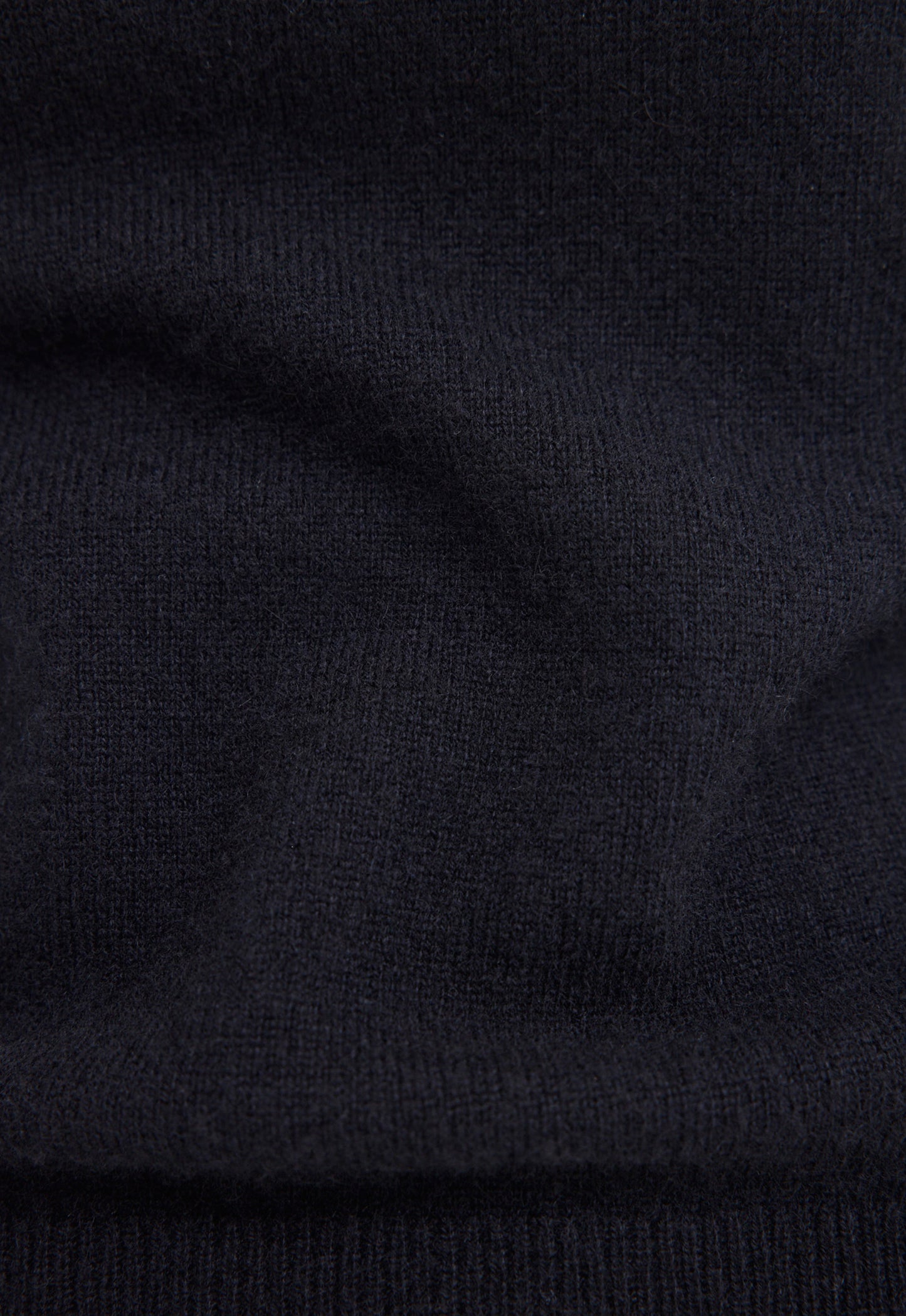 peter sweater in black. 100% cashmere fabric 