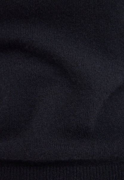 peter sweater in black. 100% cashmere fabric 