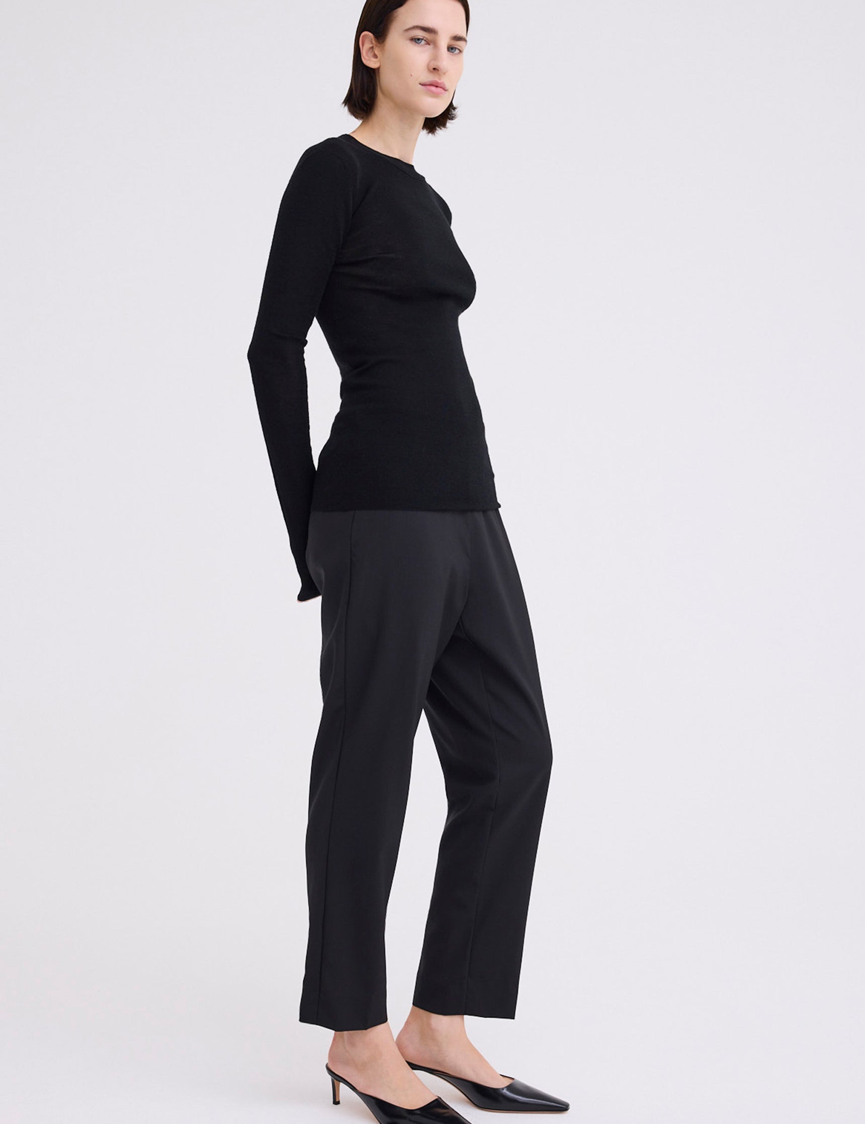 Clue merino sweater black side 