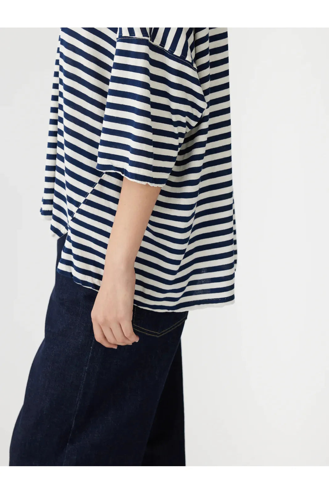 Stripe Side Step Short Sleeve Tshirt in Navy/Undyed